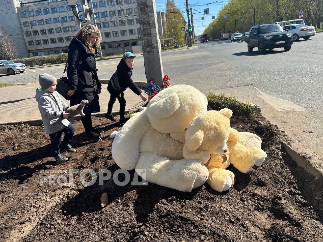 Кировчане несут цветы и игрушки на место, где в ДТП погиб 9-летний мальчик