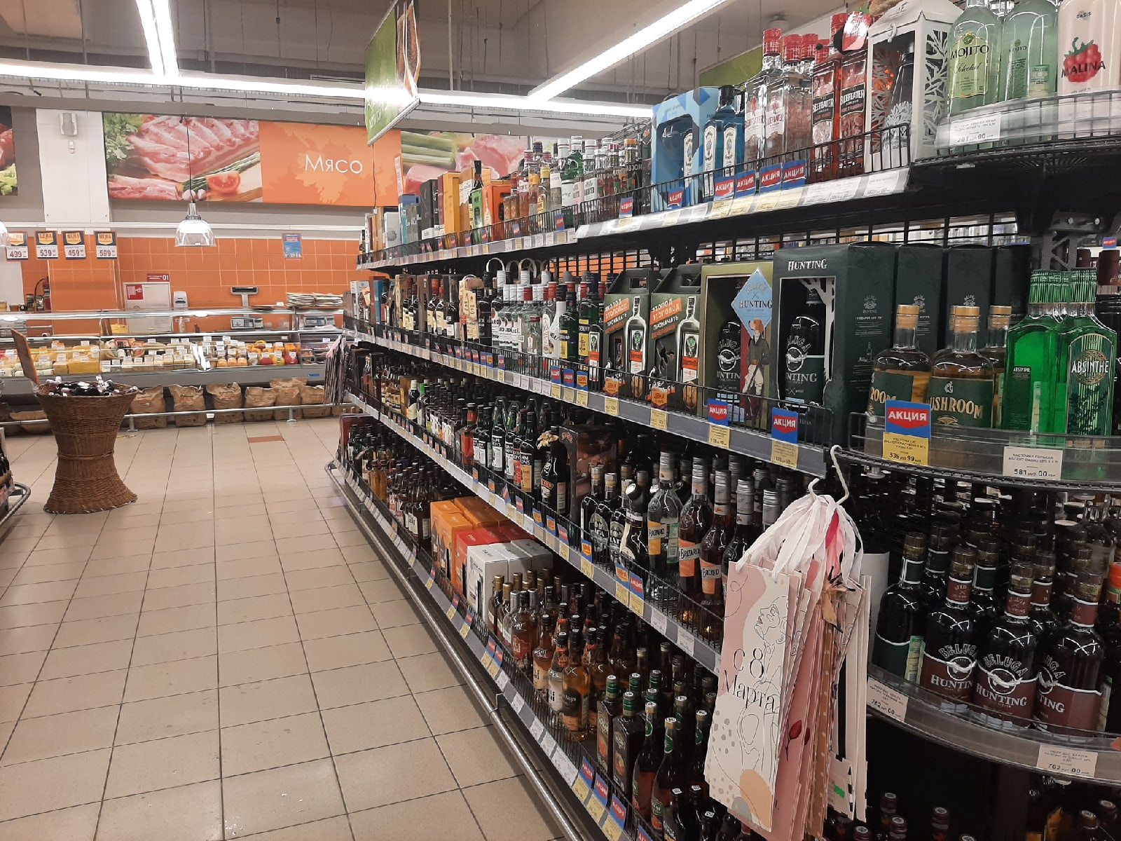 Любителя бесплатного алкоголя задержали в одном из кировских магазинов 