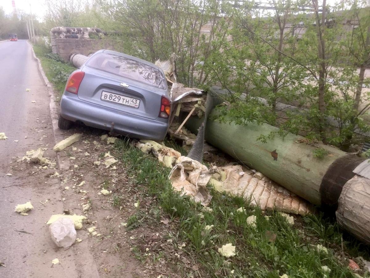В Кирове на улице Сормовской водитель въехал в трубопровод и сбежал