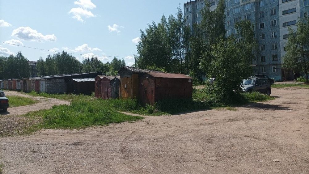 В Кирове полицейские обнаружили за заброшенным гаражом обездвиженную пенсионерку