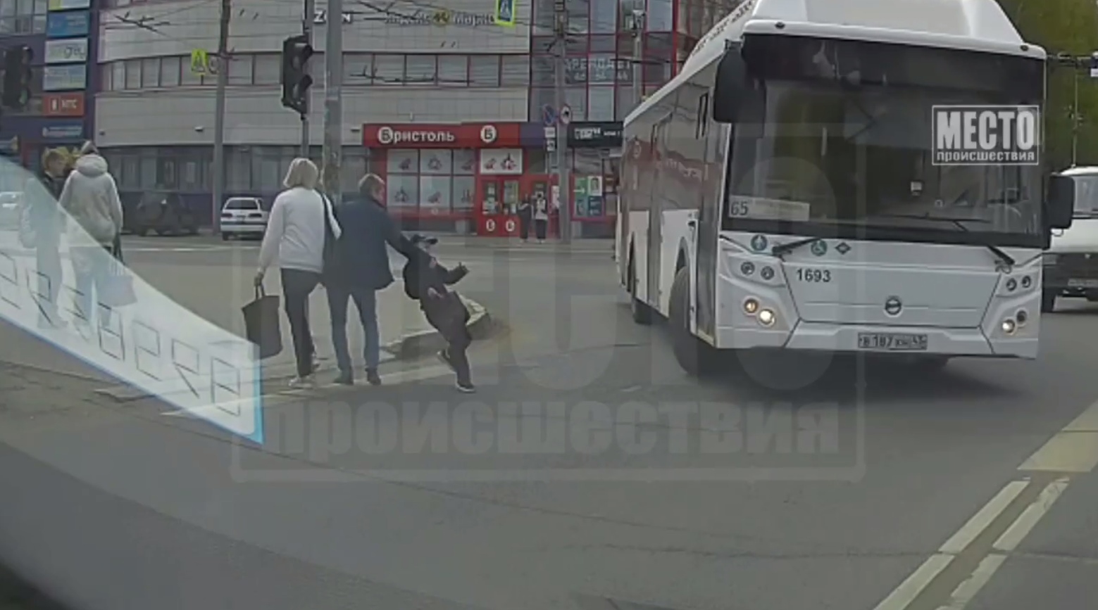 В Кирове прохожий выхватил ребенка из-под колес автобуса за секунду до трагедии