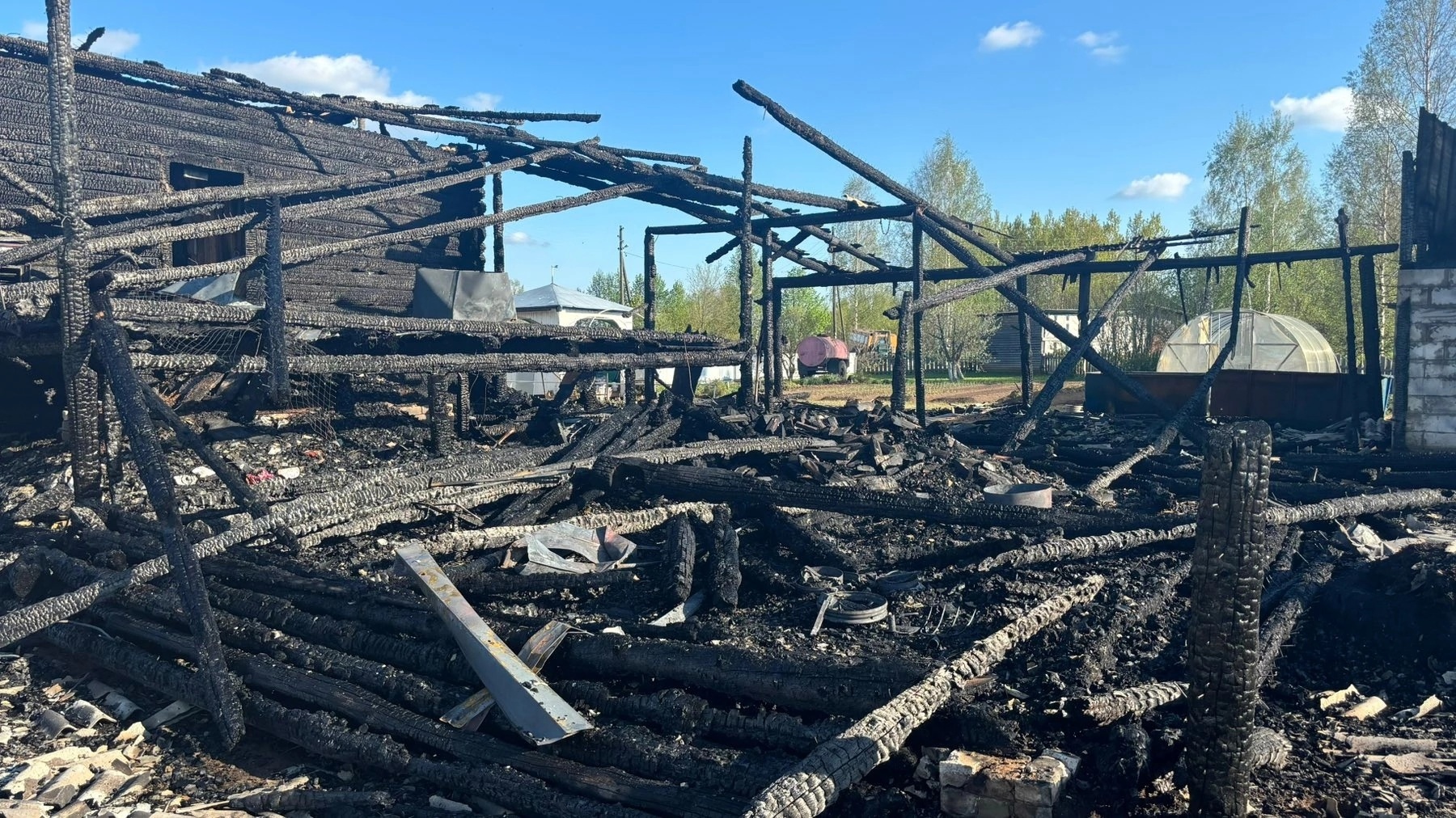 "Сгорела баня, гараж, все вещи, мебель и техника": в Шабалинском районе случился серьезный пожар