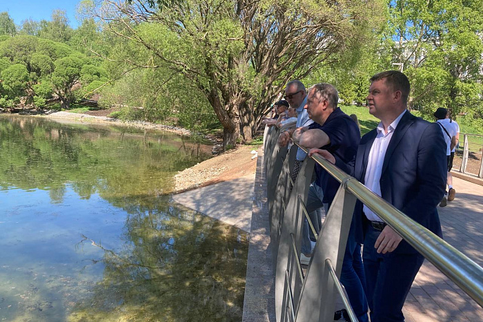 Нижний пруд в парке имени Кирова начали заполнять водой