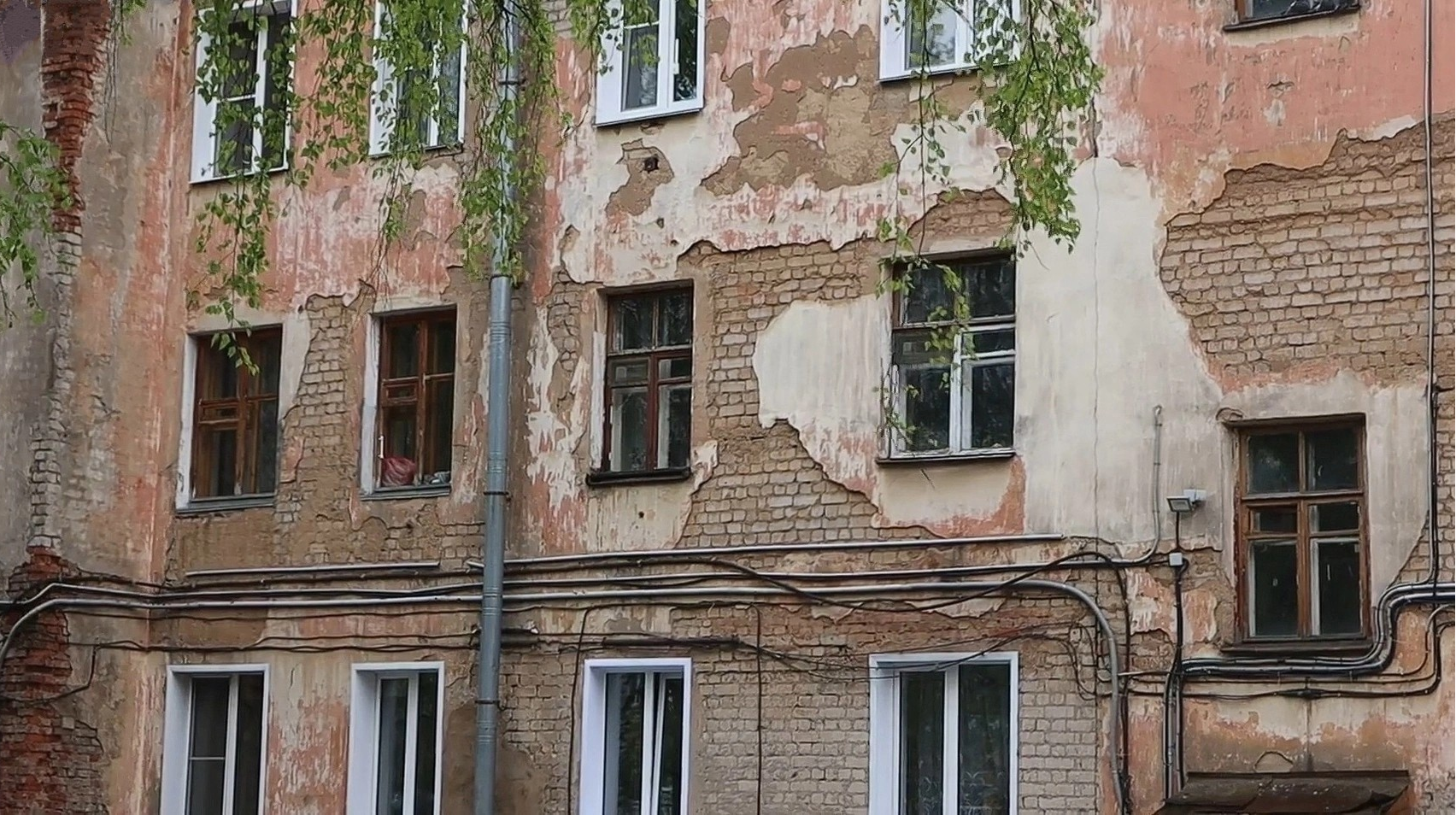 В Кирове после капремонта дом покрылся плесенью, а к жильцам подселились грызуны