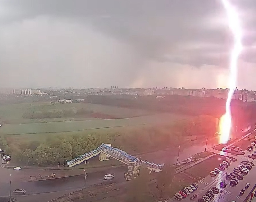 В Кирове момент удара молнии в фонарный столб на улице Ленина попал на видео