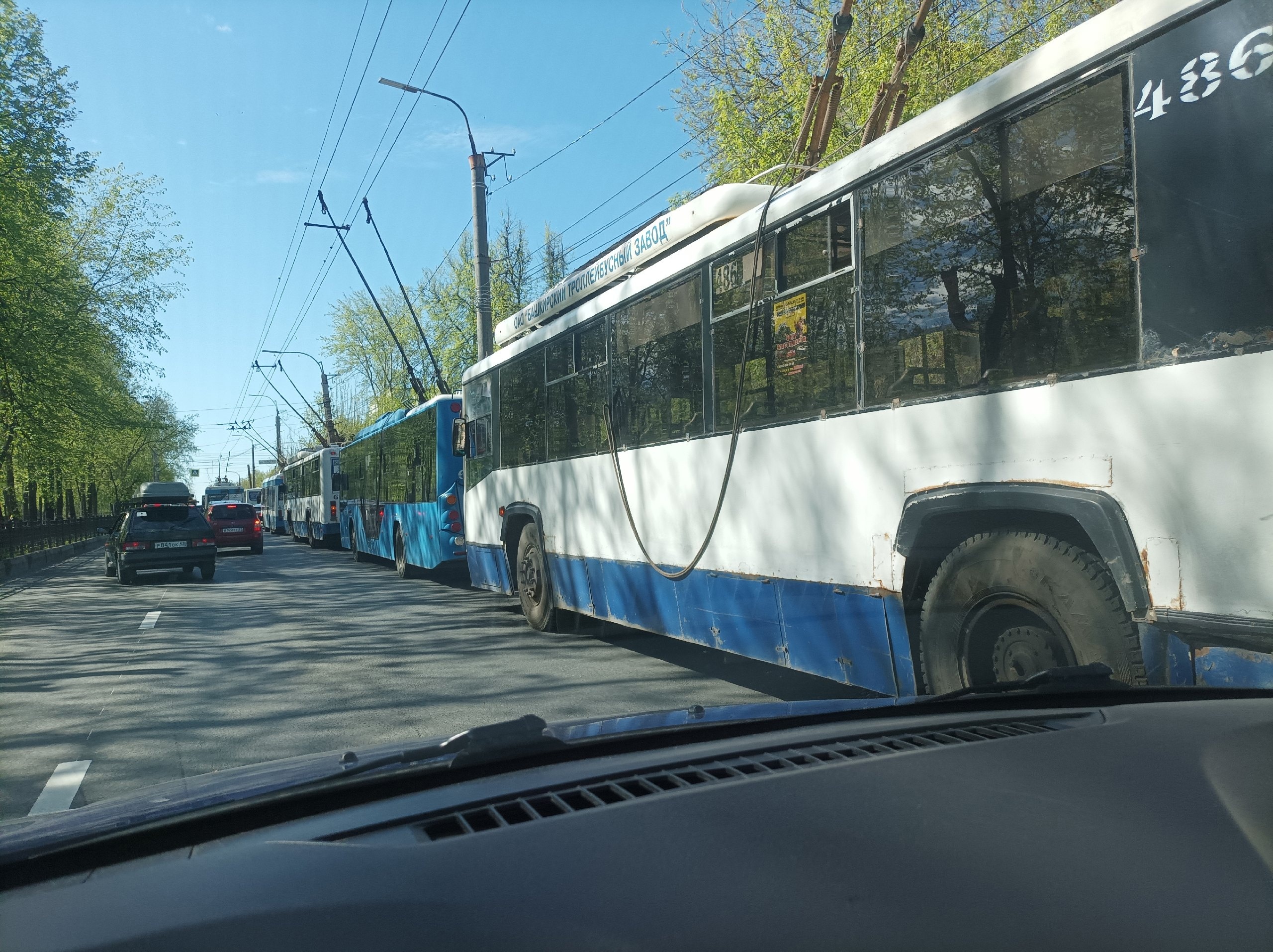 В Кирове починили оборванные провода, но вновь изменили троллейбусные маршруты