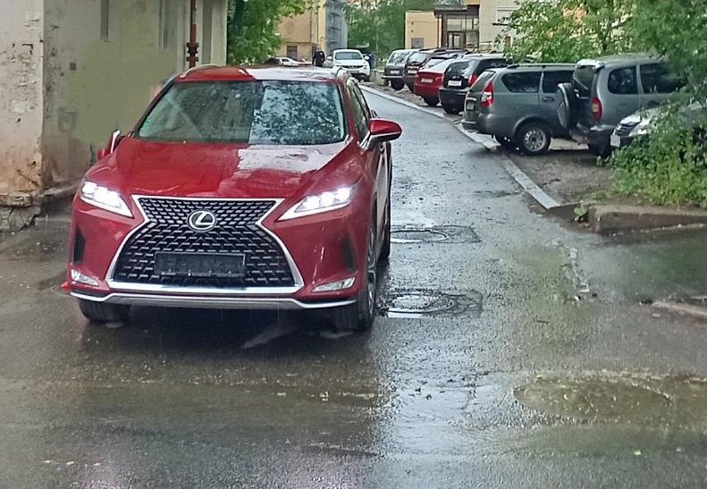 В Кирове на улице Преображенской девушка на самокате попала под колеса Lexus