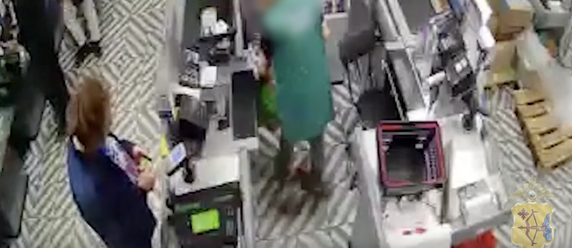Полицейские разыскивают кировчанина, который расплачивается в магазинах чужой банковской картой