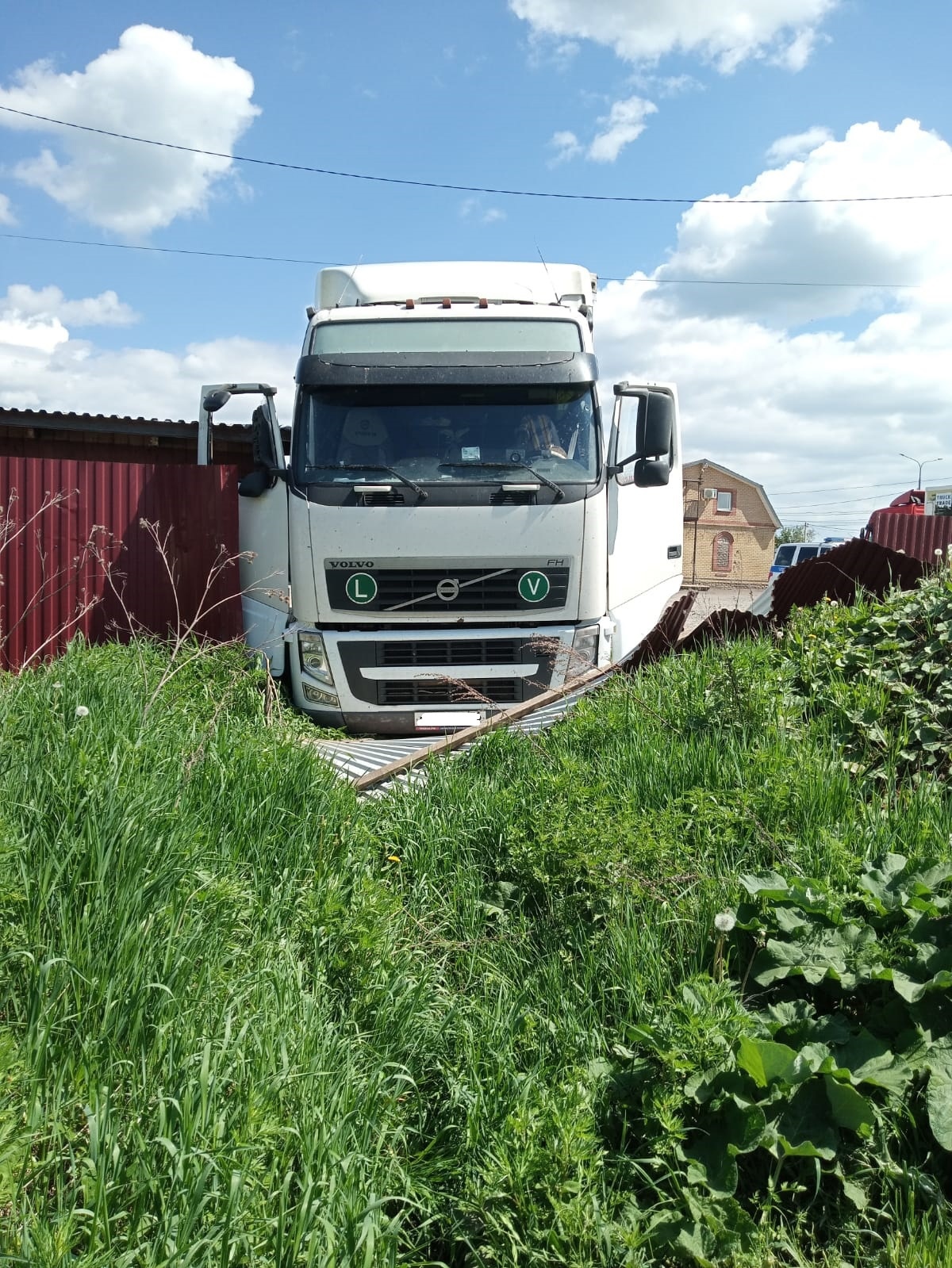 В Афанасьевском районе водитель грузовика погиб, въехав в металлический забор