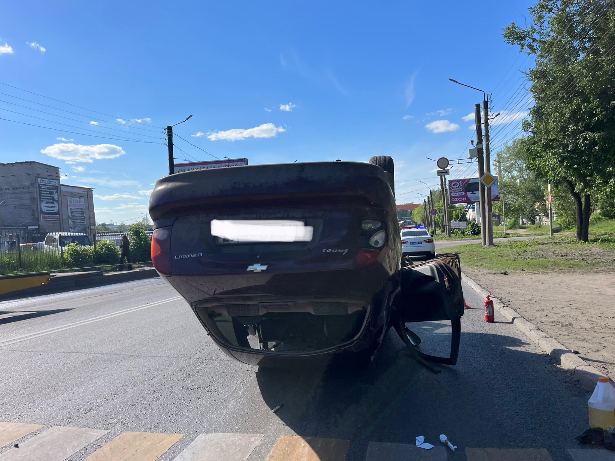 В Кирове на улице Ломоносова Chevrolet Lanos перевернулся после тройного ДТП