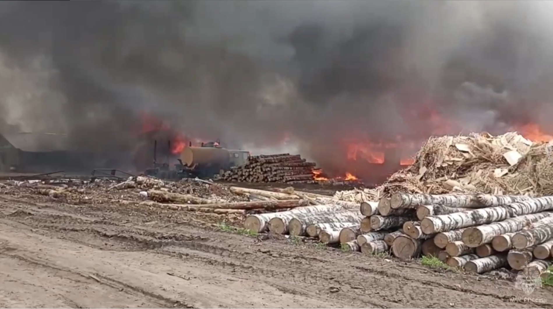 Пожар в Котельничском районе полностью разрушил два крупных промышленных здания