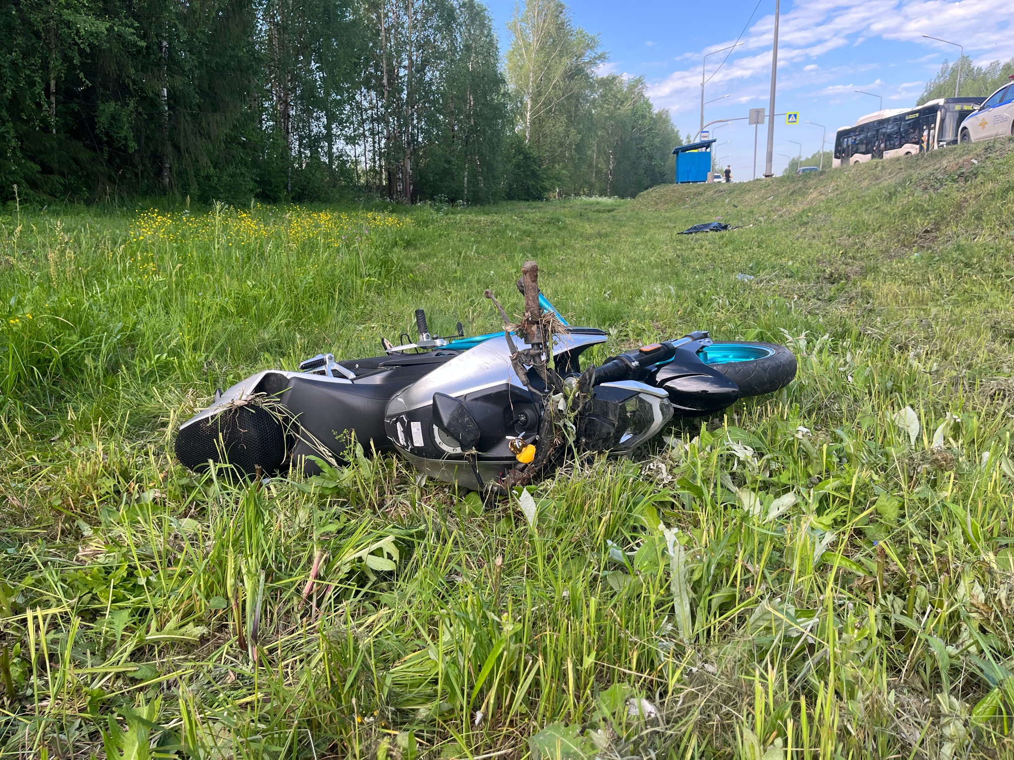 На трассе под Кировом мотоциклист погиб, сбив женщину-пешехода