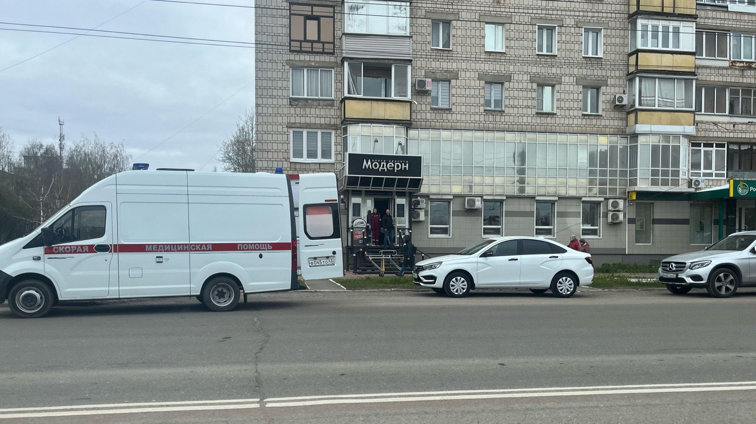 В Кирове 12-летняя школьница травмировалась после падения с высоты второго этажа