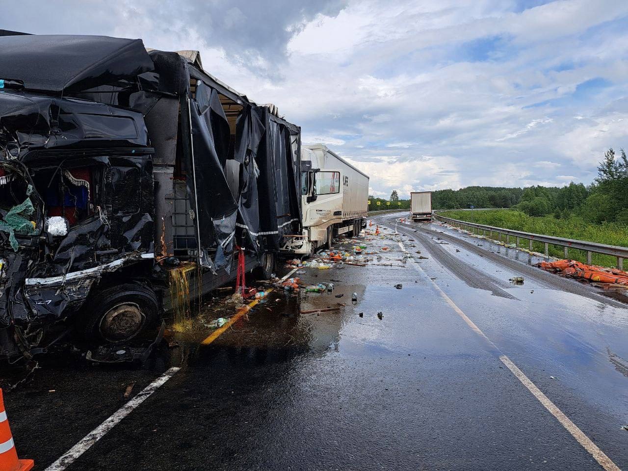 В Орловском районе произошла массовая авария с участием трех грузовиков