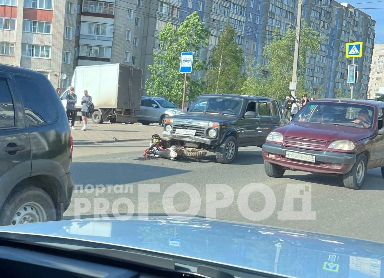 В Кирове на улице Московской мотоциклист столкнулся с "Нивой"
