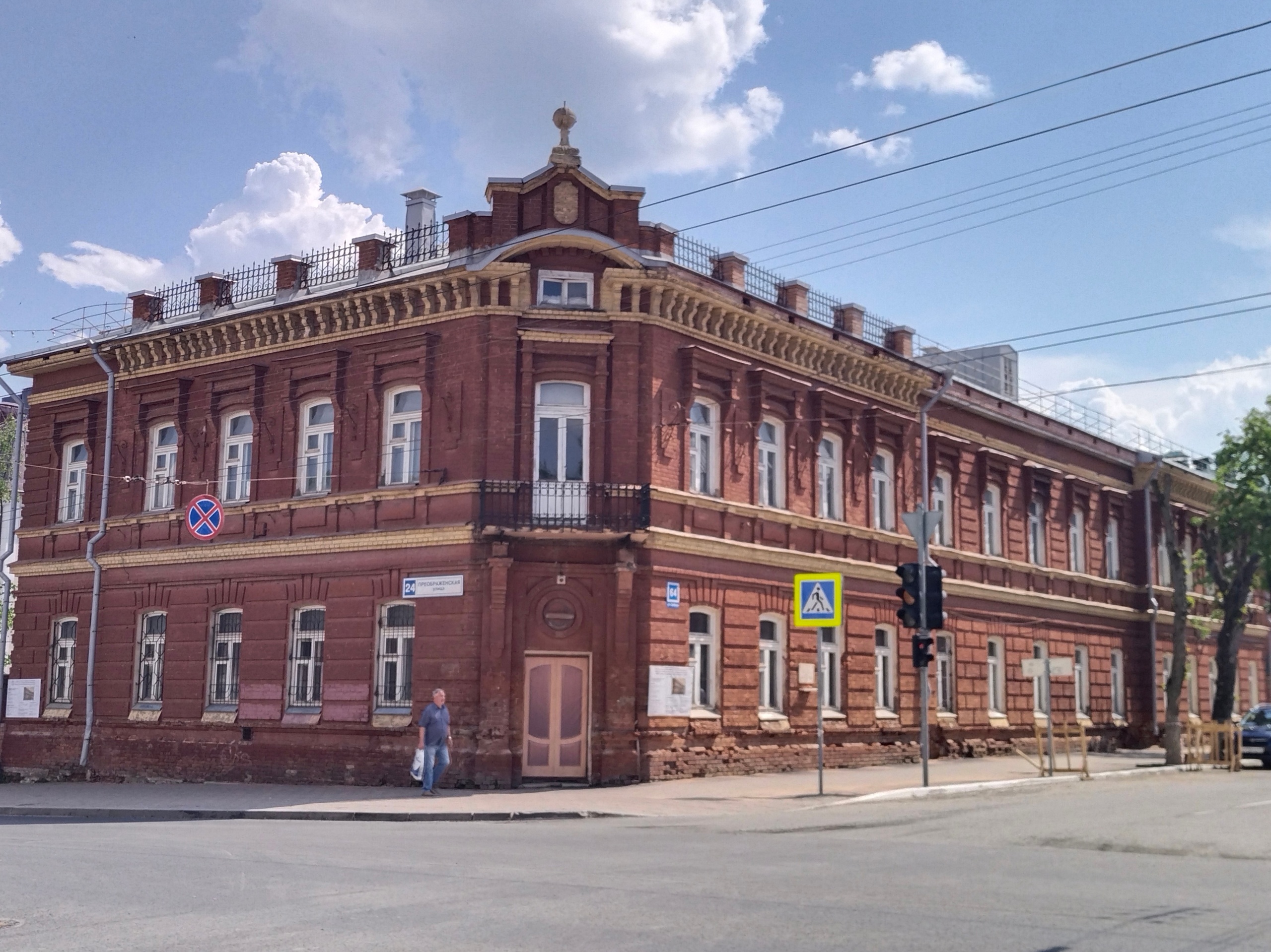 Здание бывшего роддома в центре Кирова сдают в аренду за 2,3 миллиона рублей