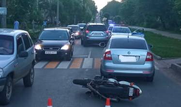 В Кирове на улице Некрасова мотоциклист получил травмы под колесами иномарки
