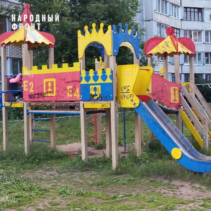 В Кирове с детской площадки убрали торчащие шурупы и металлические углы