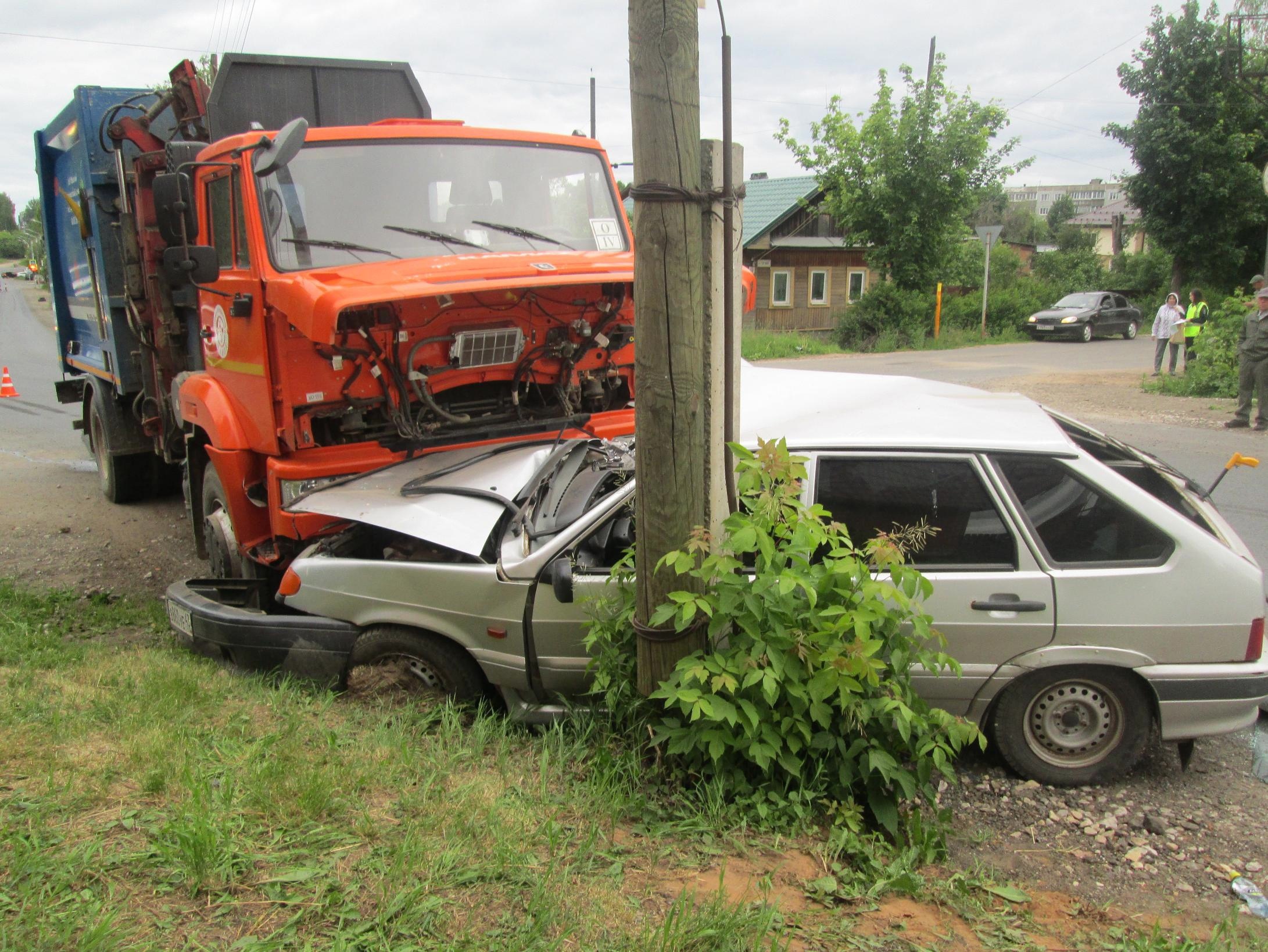 В Слободском мусоровоз смял "четырнадцатую": две девушки получили травмы