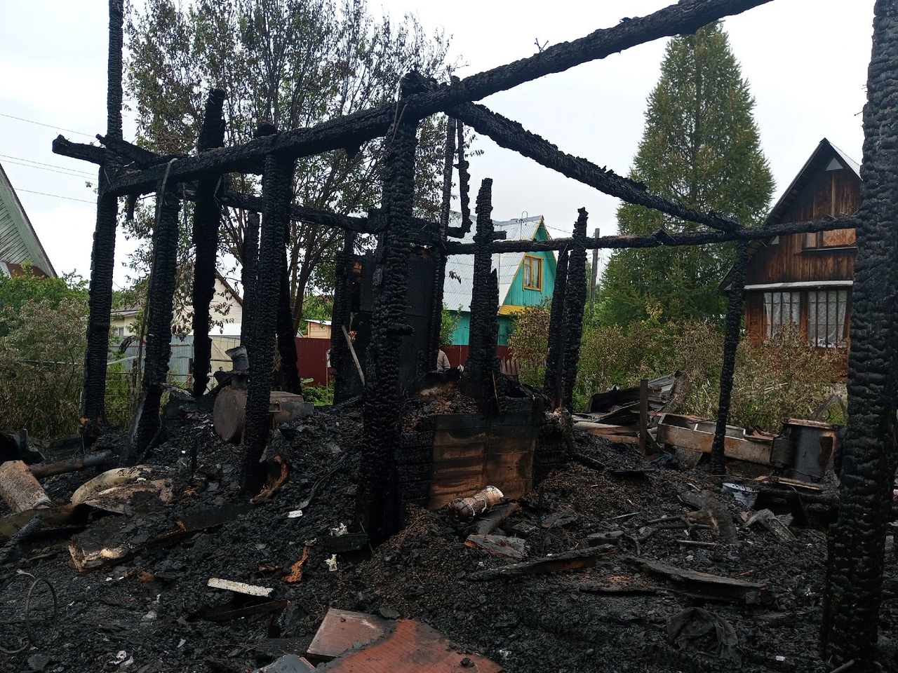 В Кирове серьезный пожар полностью уничтожил дом