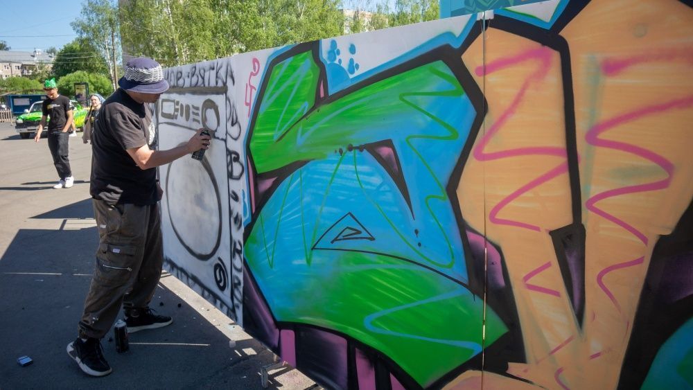 В Кирове появился "расписной" троллейбус и 45-метровое граффити 
