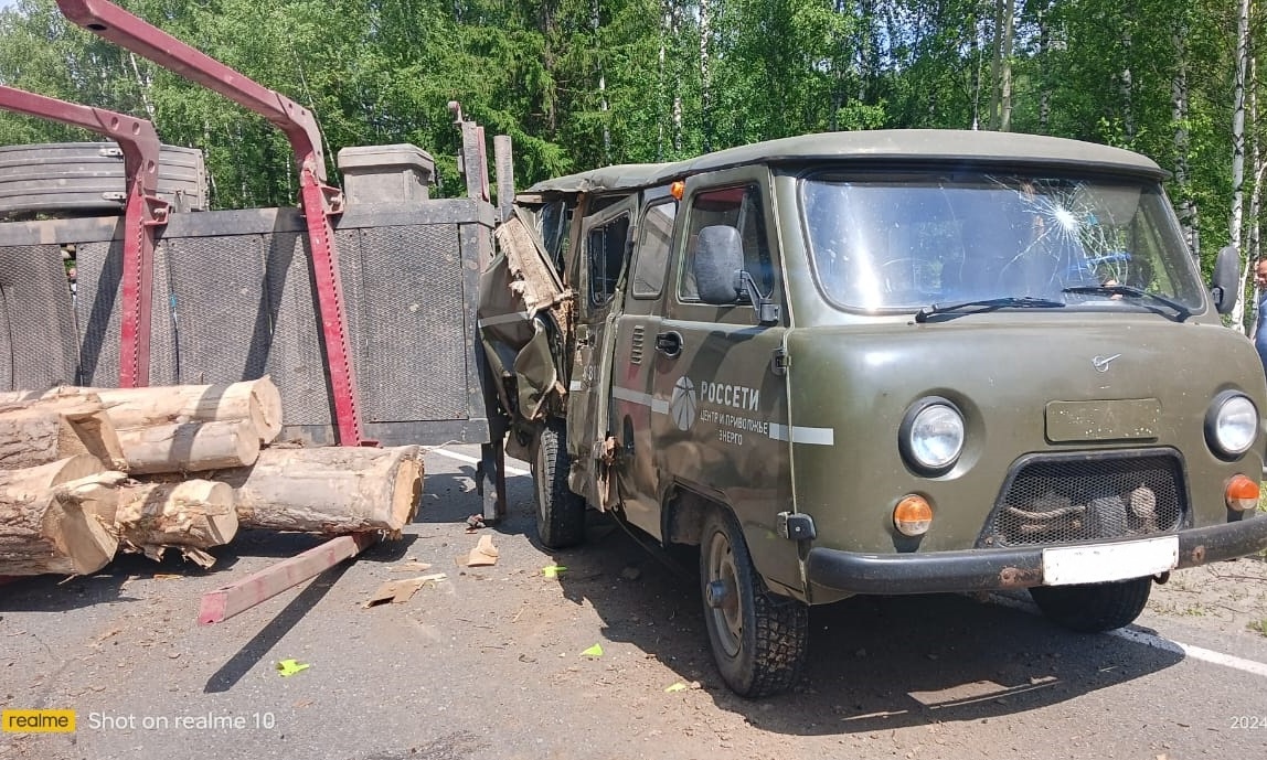 В Уржумском районе лесовоз въехал в УАЗ и перевернулся: пострадали два человека