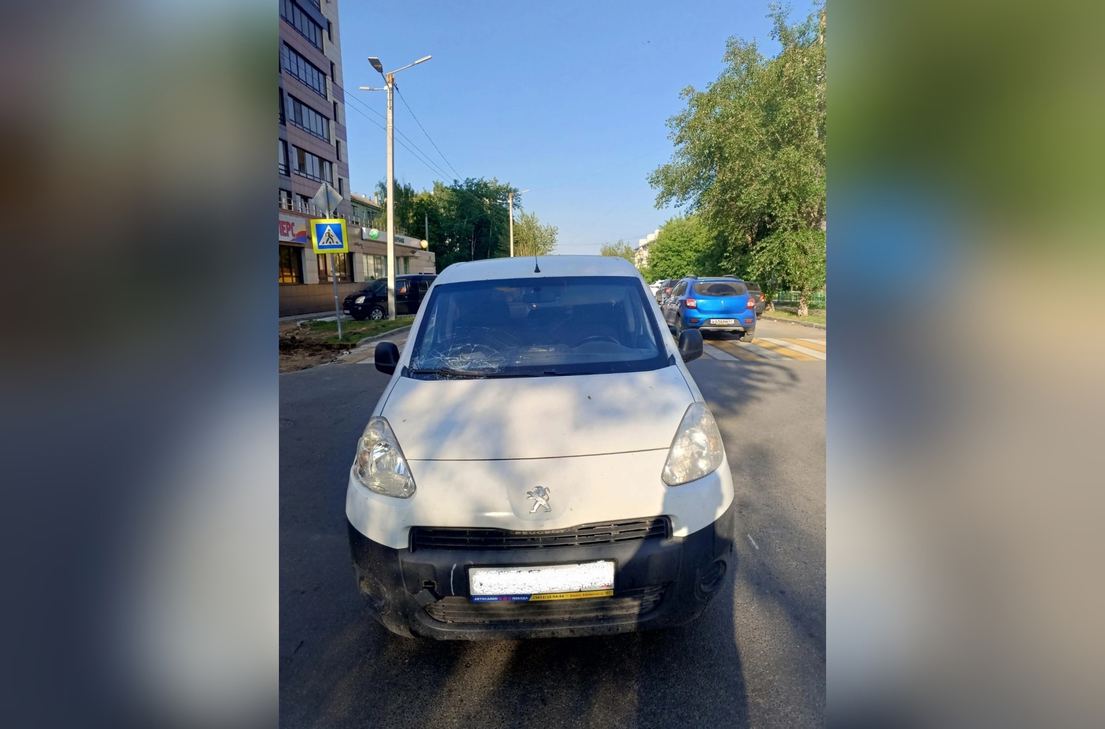 Кировская полиция разыскивает водителя, сбившего пешехода и бросившего машину