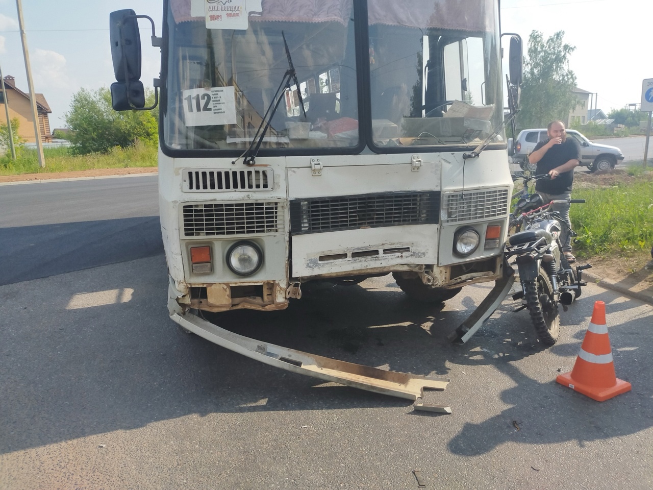 В Кирово-Чепецке два подростка на мопеде влетели в автобус на перекрестке