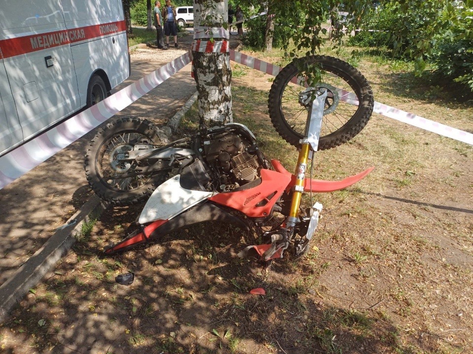 В поселке Свеча мотоциклист въехал в Lada Granta: пострадало два человека 