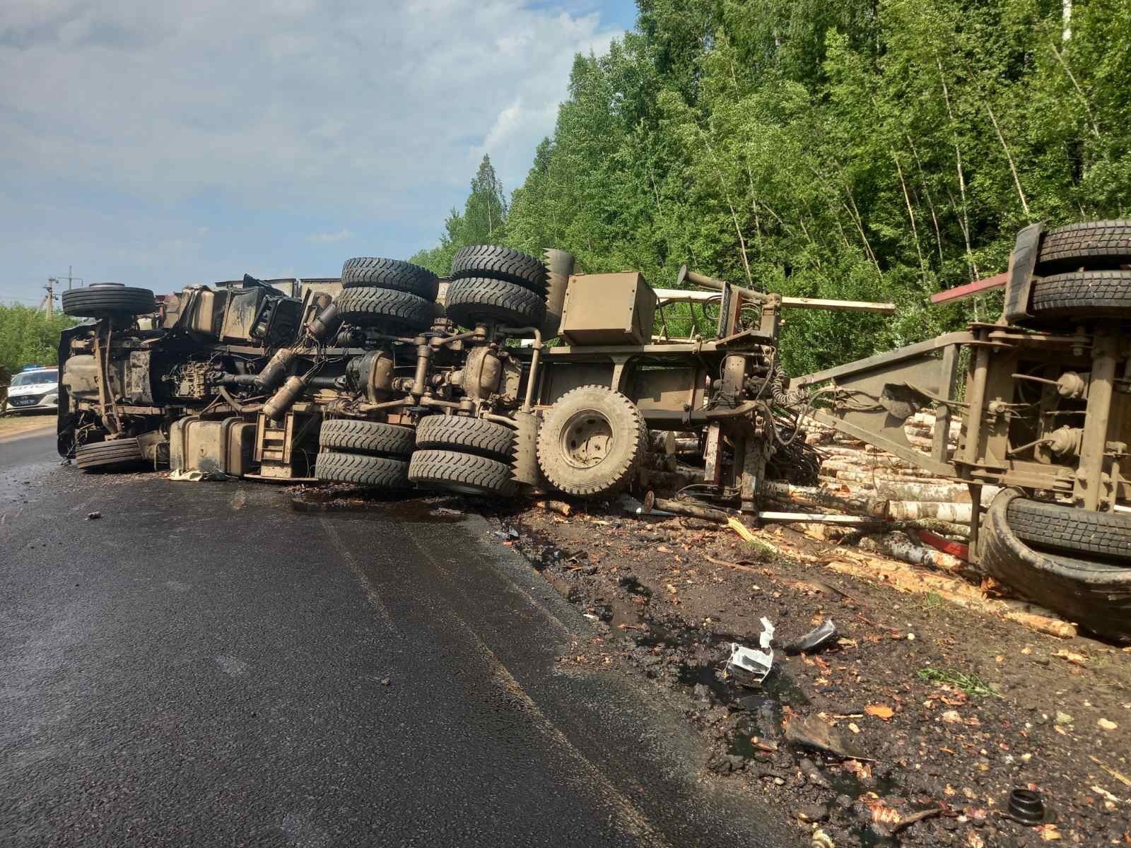 Столкнулись с лесовозом: в соседнем регионе двое погибли в иномарке, ехавшей в сторону Кирова