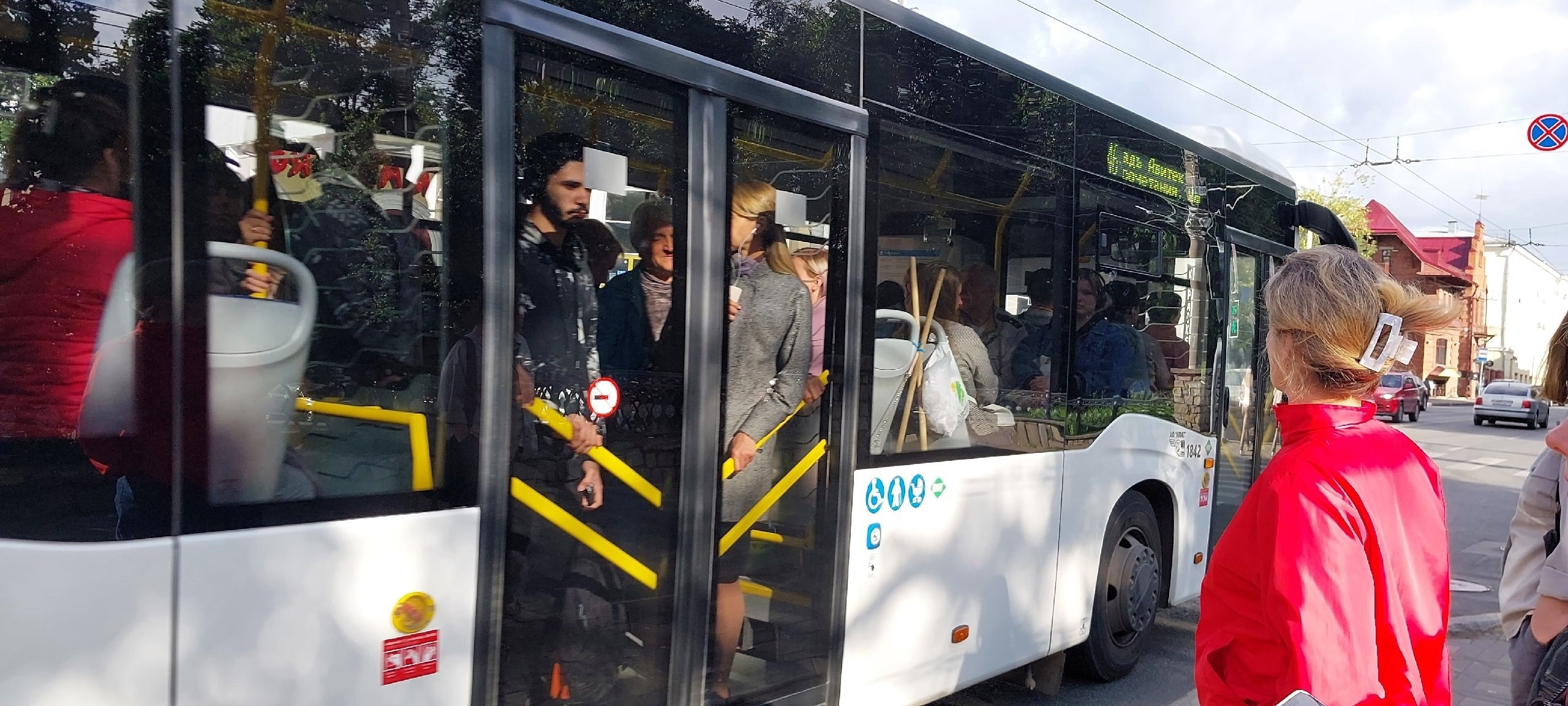 Губернатор потребовал от мэрии разобраться с неработающими QR-кодами в автобусах