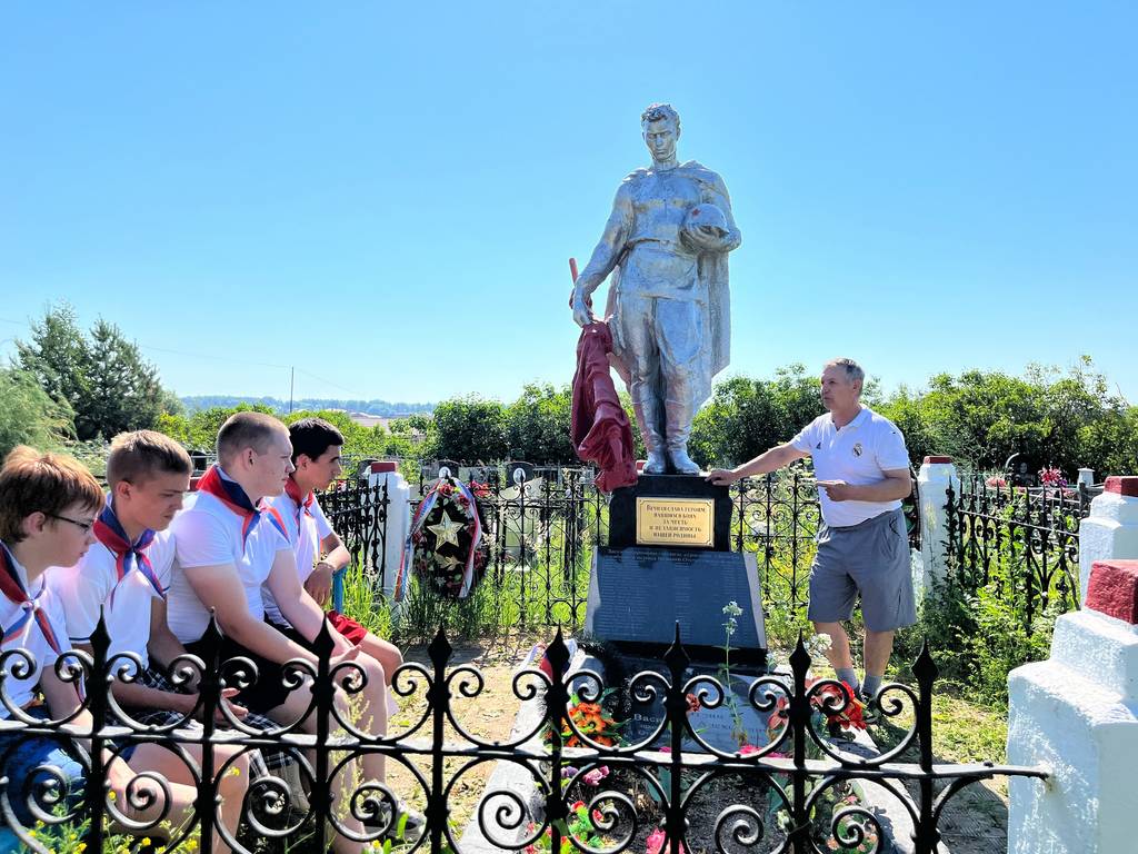 "Газпром межрегионгаз Киров" организовал поездку во имя памяти: школьники поклонились павшему Герою 
