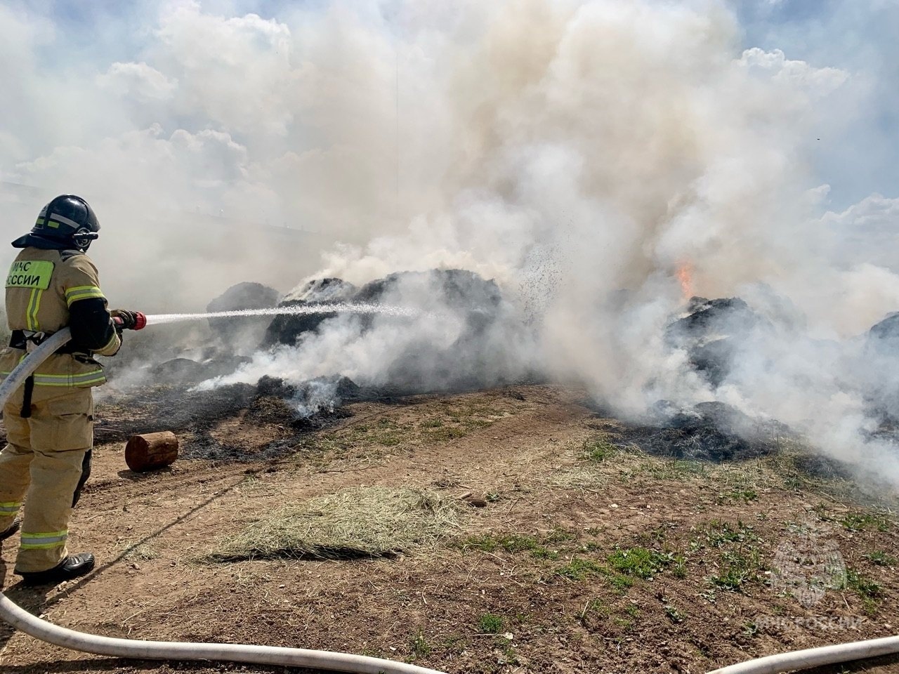 В Кировской области горящий трактор едва не уничтожил целую ферму