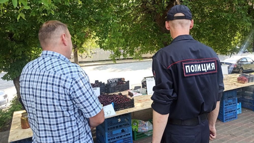 В Кирове чиновники вместе с МВД разогнали торгующих у Центрального рынка бабушек