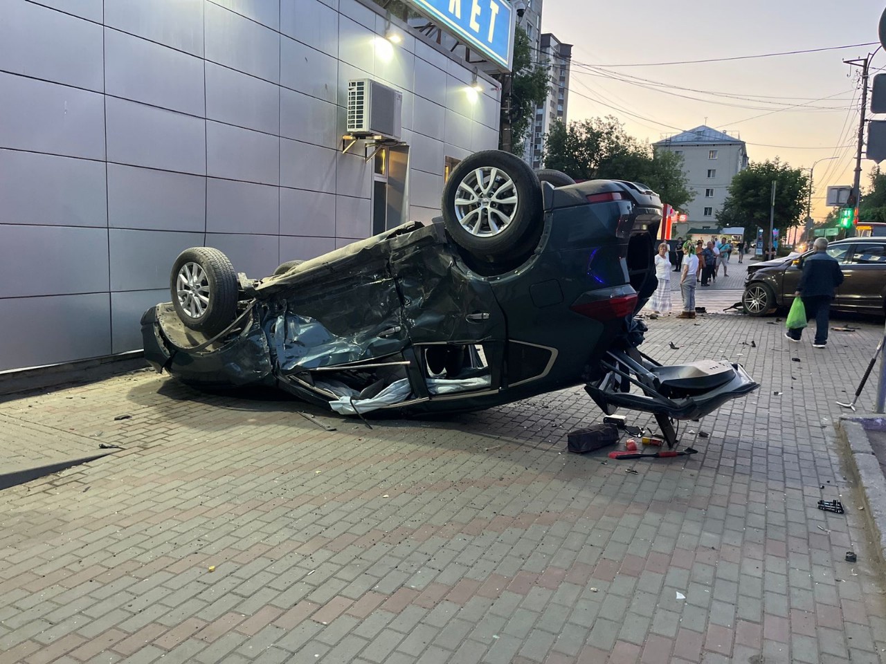 В Кирове на Октябрьском проспекте произошло жесткое ДТП: два человека пострадали