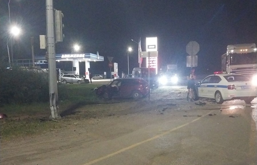 В Яранском районе водитель иномарки разбился насмерть, влетев в светофор