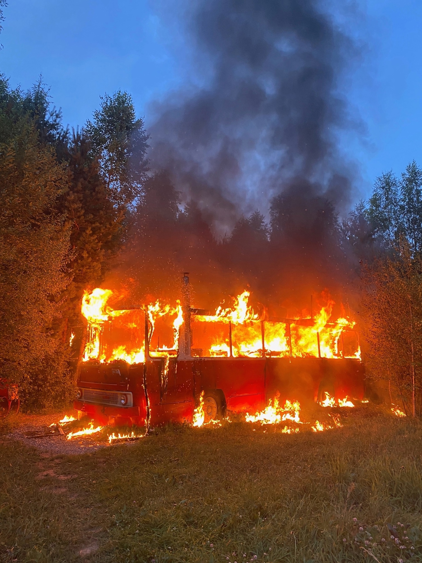 Под Кировом огонь уничтожил уникальный глэмпинг на базе старого автобуса