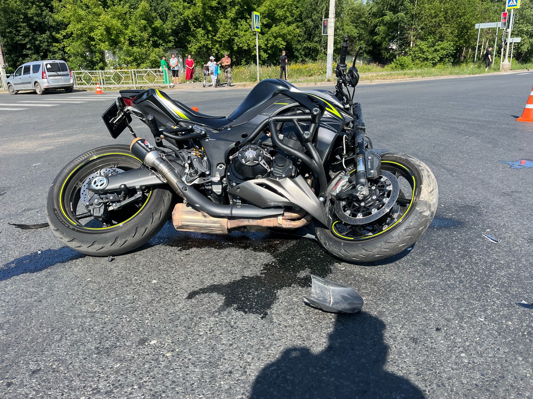 В Кирове мотоциклист получил травмы после жесткого столкновения с Lada Largus