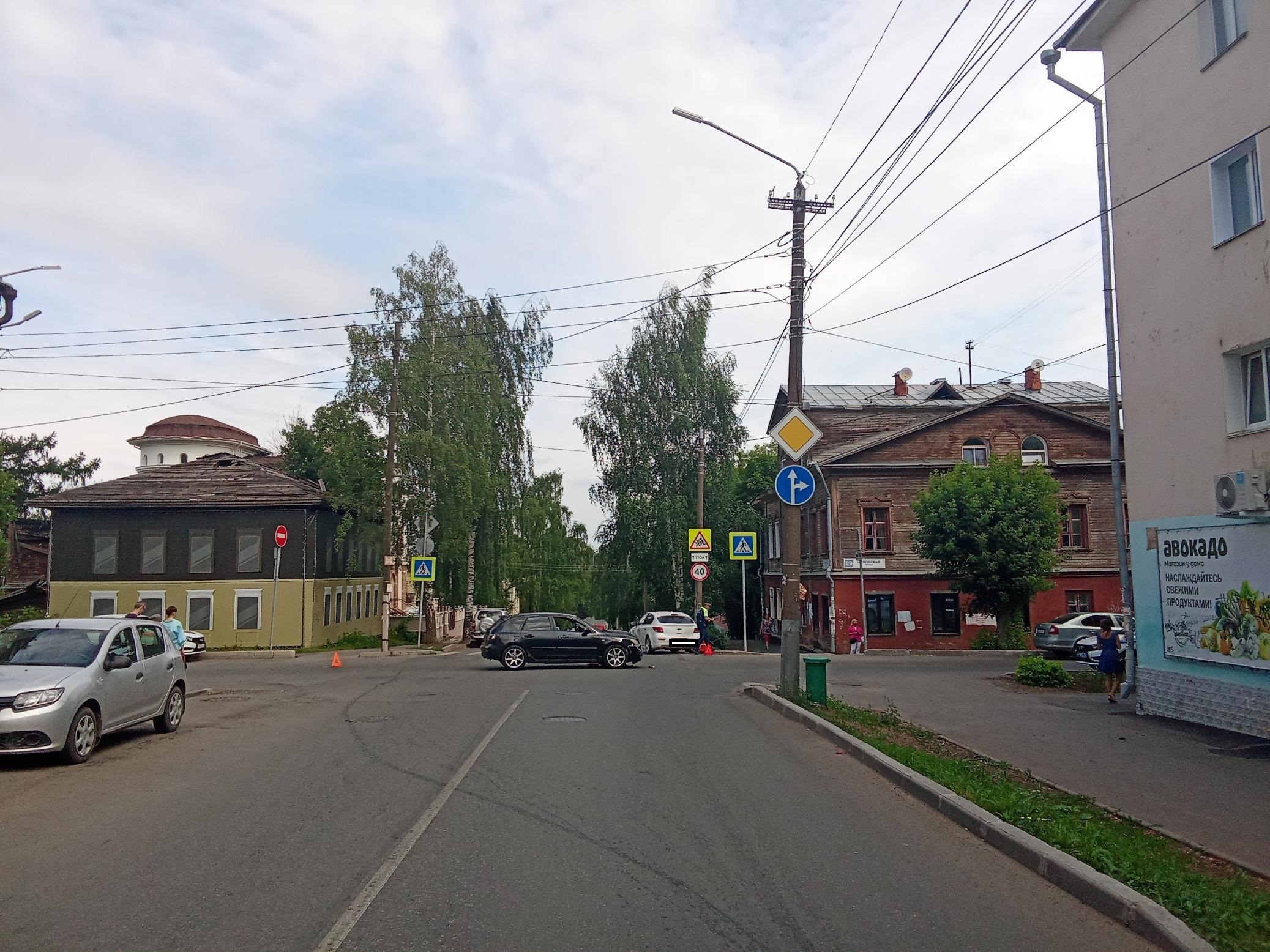 В Кирове на улице Свободы столкнулись две иномарки: есть пострадавший