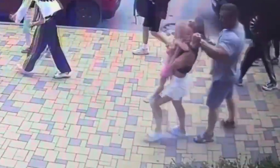 Кировчанин ударил в голову девушку с ребенком на руках