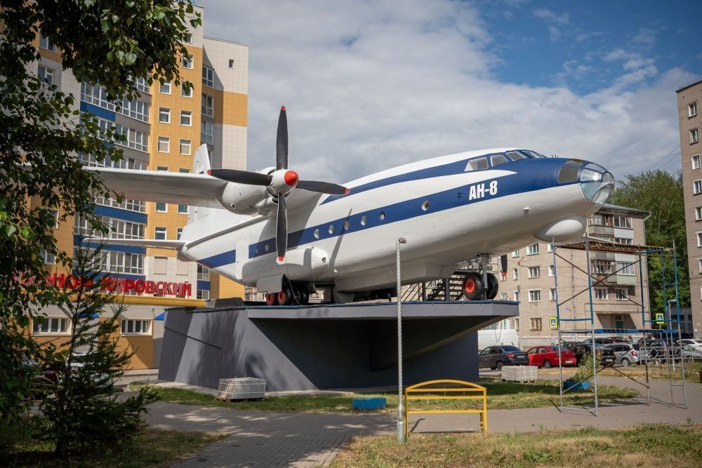 В Кирове подрядчик завершает реставрацию памятника-самолета Ан-8