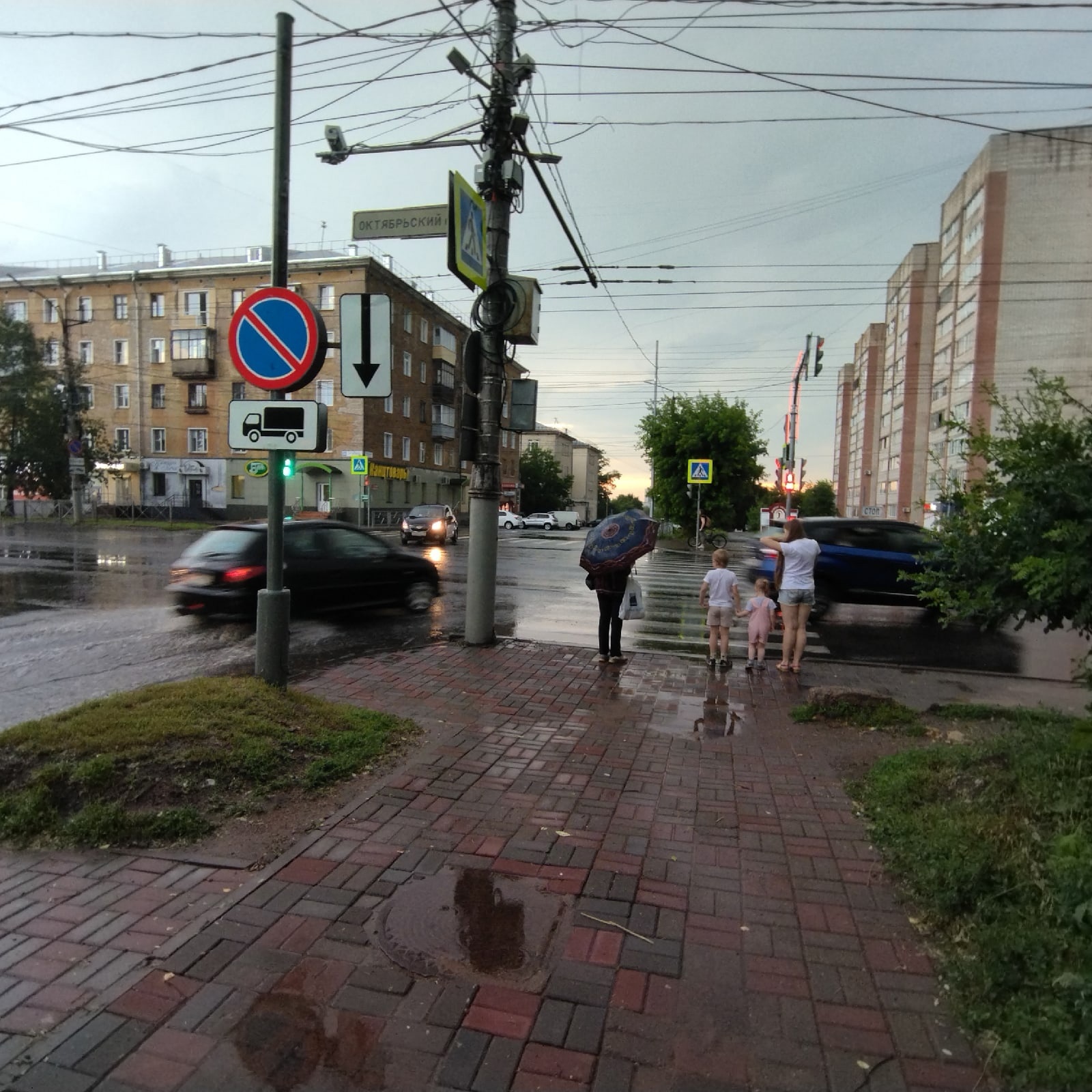 Грозы, ливни и град: МЧС объявило метеопредупреждение жителям Кировской области