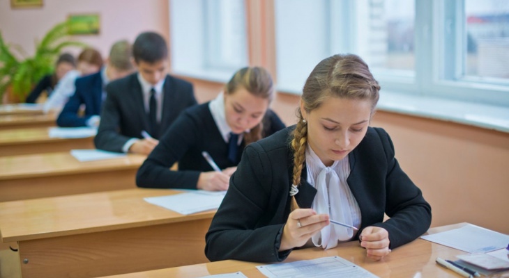 987 одиннадцатиклассников и 730 девятиклассников в Кировской области получили аттестаты с отличием