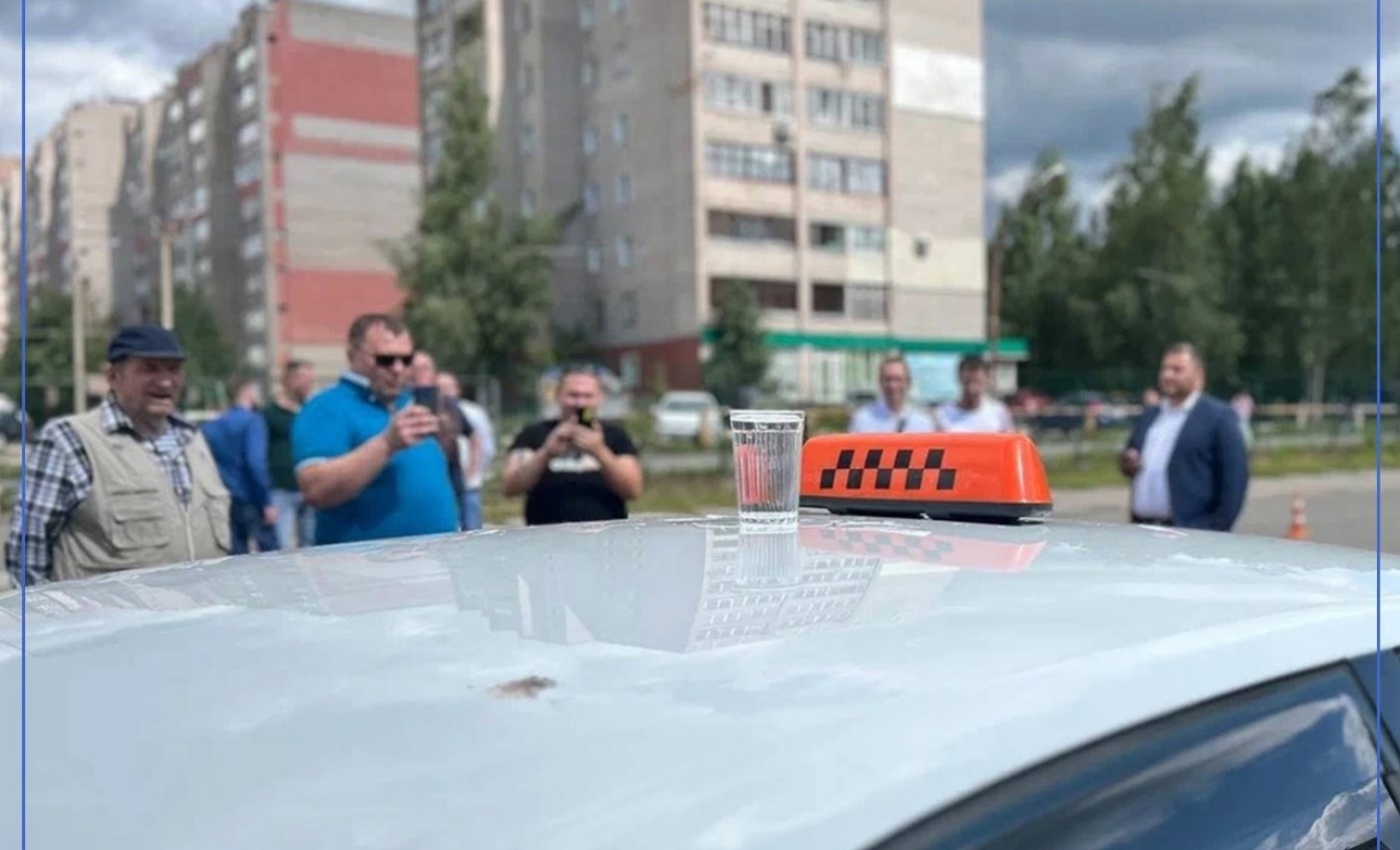 Лучший водитель такси в Кировской области проехал со стаканом воды на крыше