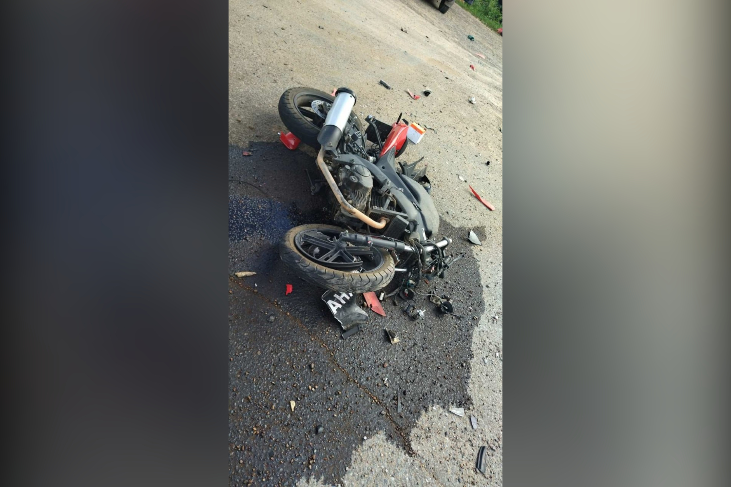 В Кировской области столкнулись мотоцикл и автомобиль Lada Kalina