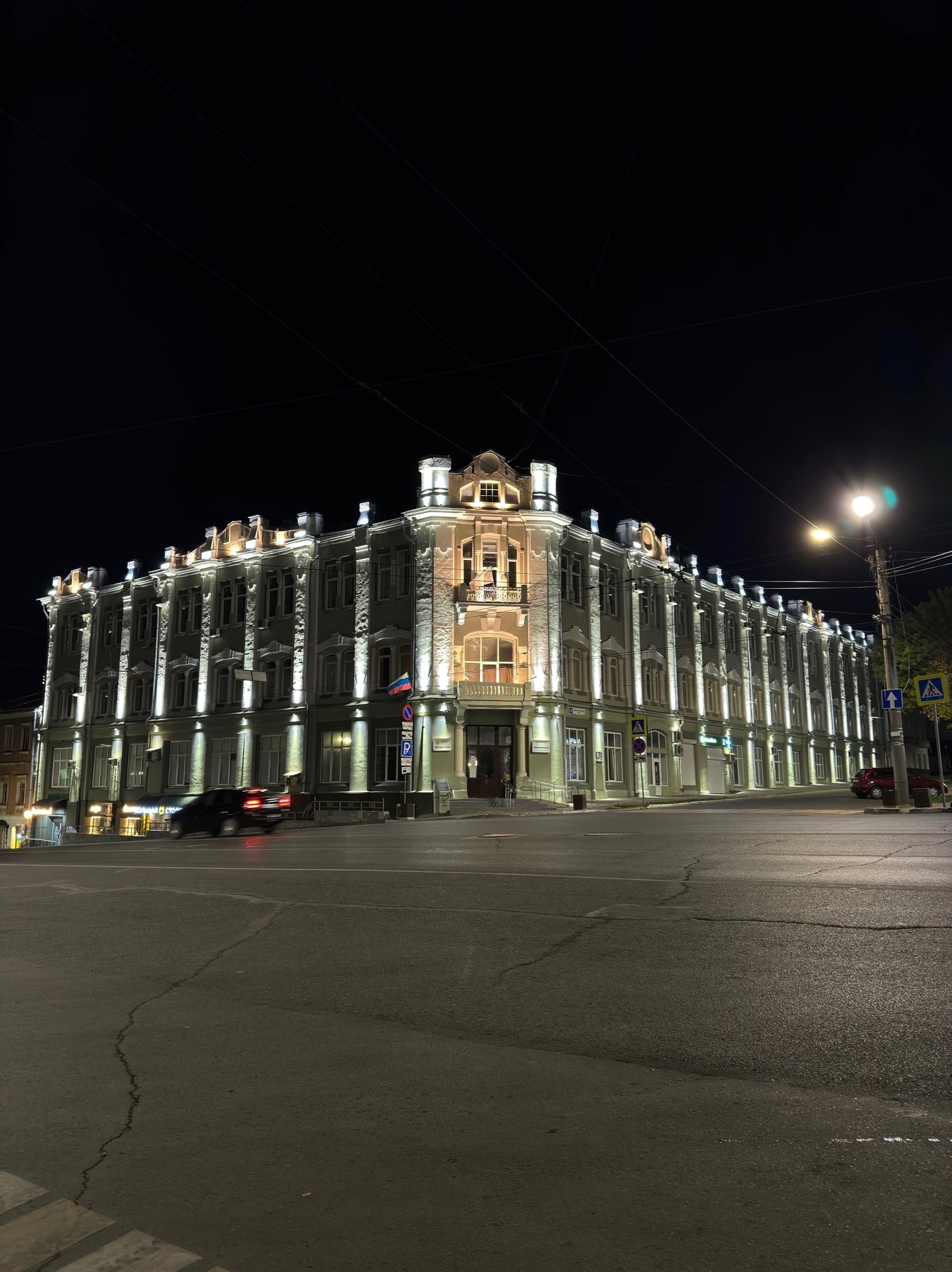 В Кирове украсился подсветкой еще одно здание в центре города