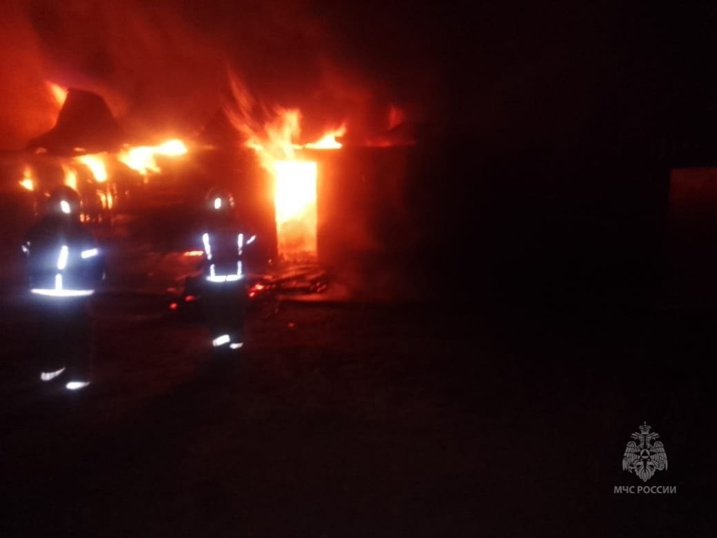 Огонь уничтожил административное здание в районе автозаправки в Верхошижемье