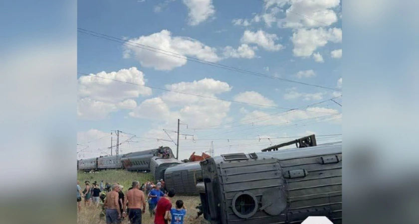 В Волгоградской области столкнулись поезд и грузовик: 16 человек госпитализировали 