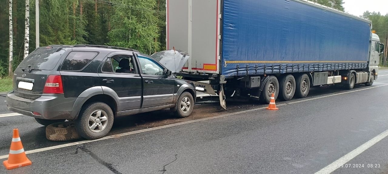 В Кировской области водитель Kia влетел в грузовик: пострадал 7-летний ребенок
