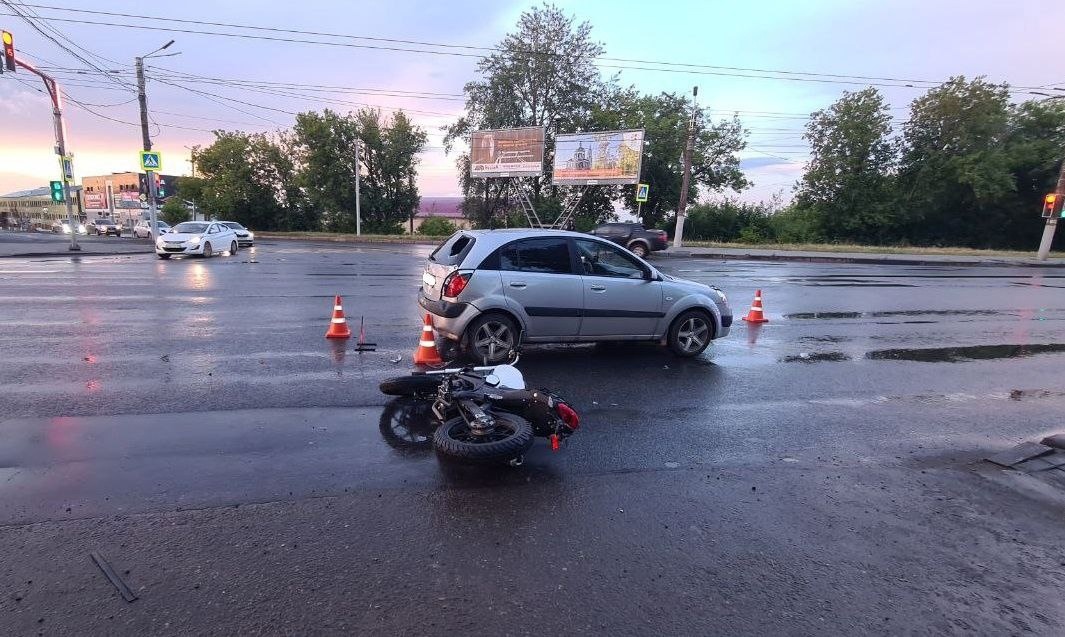 В Кирове парень и девушка на мопеде столкнулись с легковушкой